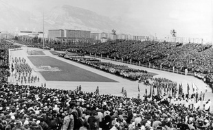 Le stade de Grenoble le 6 février 1968 lors de la cérémonie des Jeux Olympiques.