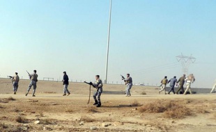 Deux personnes ont été blessées dimanche lorsque les forces de sécurité ont ouvert le feu à Ramadi pour disperser des manifestants qui ont attaqué le vice-Premier ministre irakien Saleh al-Mutlak, le contraignant à quitter un rassemblement, selon un correspondant de l'AFP.