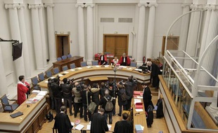 La cour entre dans la salle d'audience A de la cour d'assises de Douai lors du 1er jour du procès de Alain Penin, meurtrier présimé de Natacha Mougel.