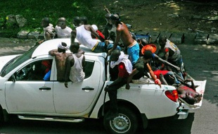 Des hommes appartenant aux forces pro-Gbagbo patrouillent dans les rues d'Abidjan en Côte d'Ivoire le 1er avril 2011.