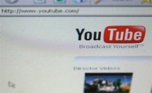 Un Britannique s'est vu gratifier du titre de "criminel le plus idiot" d'une ville du nord de l'Angleterre après avoir diffusé sur la plate-forme d'hébergement de vidéos YouTube plus de 80 vidéos le montrant en train de commettre des infractions.