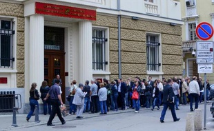 Des Bulgares font la queue devant une agence bancaire à Sofia le 20 juin 2014