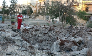 Un membre du personnel médical inspecte les dégâts sur le site d'un centre médical frappé, en octobre 2016, dans le nord d'Alep. Illustration