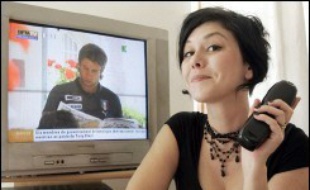 Romancière, animatrice de forum sur France 5, Chloé Delaume publie "J'habite dans la télévision" (Ed. Verticales), un virulent pamphlet contre la "machine à décérébrer les grenouilles".
