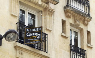 Une pancarte "A louer", sur un immeuble ancien de Paris, le 5 juin 2012