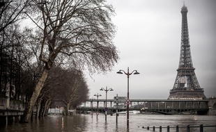 La Seine a atteint 5,60m (mesure du Pont d'Austerlitz) au lever du jour, le 26 Janvier 2018. Ici les voies sur Berges devant le Pont de Passy.