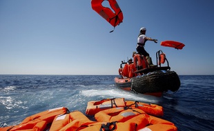 Un bateau de SOS Méditerranée et Médecins sans frontières à la rescousse de migrants en péril, en juin 2018.