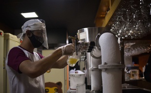 Les restaurants et bars ont rouvert mercredi au Brésil (ici à Brasilia, le 15 juillet 2020).