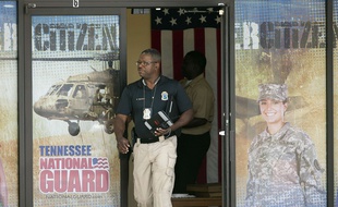 Un policier devant le centre de recrutement de l'armée américaine à Chattanooga, Tennesse, qui a été pris pour cible par un tireur le 16 juillet 2015.