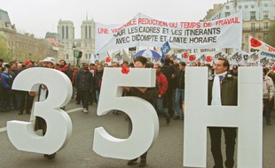 Manifestation de cadres à l'appel de la CFE-CGC et de la CGT le 24 novembre 1999 à Paris pour réclamer un décompte horaire de leur temps de travail dans le cadre de la loi sur les 35 heures