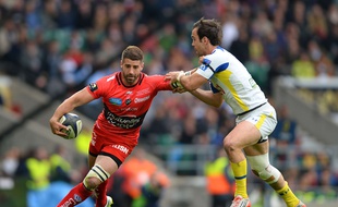 Sébastien Tillous-Borde au duel avec Brok James lors de la finale de Champions Cup RC Toulon-Clermont le 2 mai 2015 à Twickenham.