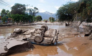 Un véhicule renversé par les inondations près de Copiapo, au Chili, le 26 mars 2015