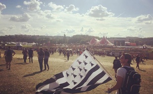 Un festivalier et son drapeau breton à Solidays 2016