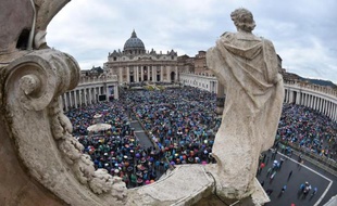 Les fidèles catholiques suivent sous la pluie la messe des Pâques présidée par le pape François, le 5 avril 2015 sur la Place Saint-Pierre au Vatican