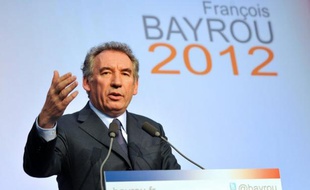 Avec plus de 10% d'intentions de vote, François Bayrou engrange les effets de sa déclaration de candidature à la présidentielle mais, encore loin de François Hollande et Nicolas Sarkozy, il aura du mal à rééditer sa performance de 2007 (18,5%), estiment des politologues.