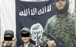 Khaled Sharrouf, parti d'Australie l'an dernier pour mener la Syrie, a publié sur son compte Twitter plusieurs photos avec son fils en plein jihad.