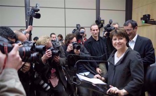 Une amère bataille de chiffres, assortie de menaces de recours en justice, a fait rage dimanche entre les camps Aubry et Royal, la première étant donnée victorieuse d'un cheveu dans la course à la direction du PS, ce que conteste la seconde en réclamant un nouveau vote.