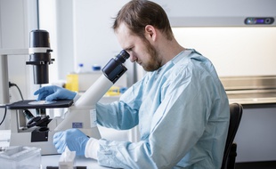 Un chercheur travaille sur le vaccin contre le Covid-19 à Copenhague (image d'illustration).