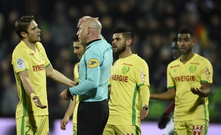 Guillaume Gillet n'est pas d'accord avec l'arbitre Monsieur Varela.
