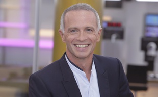 Le journaliste Samuel Etienne sur le plateau de la matinale de France Info.