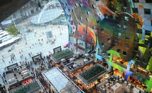 Le Markthal a été inauguré le 1er octobre 2014. Depuis les appartements qui composent sa voûte, la vue sur le marché est vertigineuse.