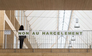 Une vingtaine de groupes de médias français ont signé mercredi 13 mars 2019 une charte de bonne conduite contre le harcèlement sexuel.