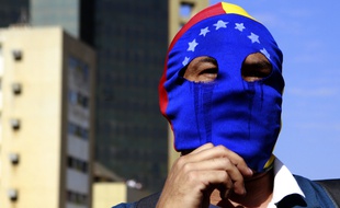 Un manifestant soutien de l'opposition manifeste dans la ville de Maracaibo, au Venezuela, le 23 janvier.