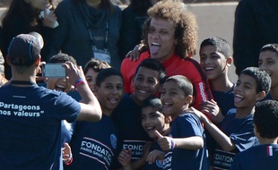David Luiz pose avec des enfants lors du stage hivernal du PSG à Marrakech, le 29 décembre 2014.