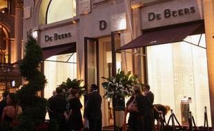 Le groupe anglo-sud-africain Anglo American a annoncé jeudi avoir finalisé le rachat de la part de 40% du capital du diamantaire sud-africain De Beers appartenant à la famille Oppenheimer, portant ainsi sa participation à 85%.