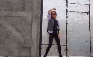 La vidéo montre trois hommes et trois femmes non voilées chantant et dansant dans des rues et sur des toits de Téhéran