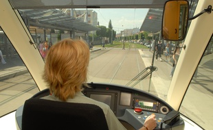 Illustration une conductrice de tramway.Tramway. Strasbourg le 04 07 06