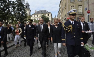 Le ministre de la Défense Jean-Yves Le Drian (c), le préfet de la région Bretagne Patrick Strzoda (g) et la maire de Rennes Nathalie Appere pour le 70 ème anniversaire de la libération de Rennes, le 4 août 2014