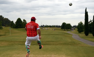 Comme au golf, on joue sur un green et comme au foot, avec un ballon.