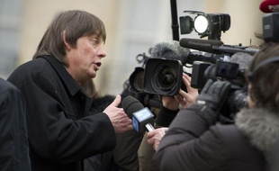 A la suite du sommet social tenu mercredi à l'Elysée, le secrétaire général de la CGT Bernard Thibault a dit jeudi s'attendre à une baisse rapide des charges des petites entreprises mais a pronostiqué une hausse de la TVA prenant effet après la présidentielle.