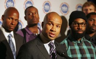Derek Fisher, president de la NBPA, entouré de joueurs d ela NBA, lors des négociations sur le lock-out le 30 septembre 2011.