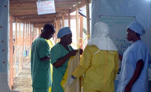 Des membres de "Médecins sans frontières" le 21 août 2014 à l'hôpital de Monrovia au Liberia