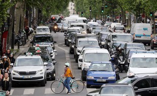 Des automobilistes et des cyclistes sur un boulevard à Paris en mai 2020.