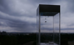Un inventeur japonais, Ken Kawamoto, a mis au point le Tempescope, un petit appareil transparent recréant littéralement la météo à venir.
