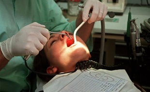 Bernard Koch, 62 ans, en grande précarité n'a pas gagné au Loto, mais la chance lui a quand même souri : il va recevoir gratuitement pendant un an des soins de haut niveau pour refaire sa dentition très abîmée.
