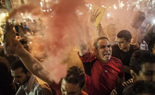 Le gouvernement a prolongé jeudi de deux mois l'état d'urgence en Egypte, théâtre d'attentats depuis que l'armée a destitué le président islamiste Mohamed Morsi et réprime dans le sang les manifestations de ses partisans.