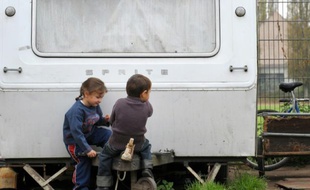 Un maire devant la justice, accusé d'avoir refusé de scolariser cinq enfants roms dans sa commune du Val-de-Marne