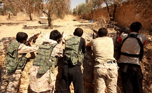Des combattants de l'Armée syrienne libre près d'Alep en juillet 2015.