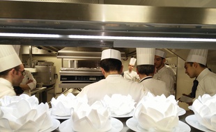 Brunot Guéret, le chef de cuisine du restaurant Fouquet's Paris, donne les consignes aux cuisiniers avant l'arrivée des nommés aux César.
