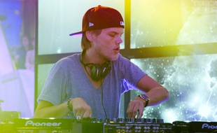 Le DJ suédois Avicii sur un set, en 2013, à New York.