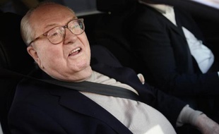Le président honoraire du FN Jean-Marie Le Pen arrive au quartier général du parti à Nanterre, dans les Hauts-de-Seine, le 4 mai 2015