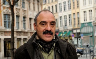 Le commissaire central de Maubeuge (Nord), Julien Sapori, est policier jusqu'au bout des ongles mais les essais historiques qu'il écrit à ses heures perdues l'aident à prendre le "recul nécessaire", salutaire pour l'exercice de son métier.