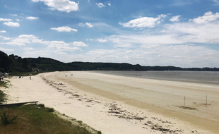 La baie de Saint-Michel-en-Grève, le 31 mai 2021. Autrefois tapissée d'algues vertes, la plage en est presque débarrassée.