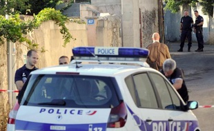 Une voiture de police à Marseille le 11 juillet 2014 se rend sur les lieux d'un crime