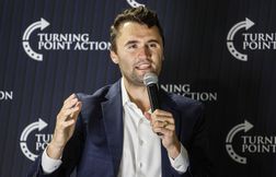 Des dizaines d’employés limogés pour avoir critiqué Charlie Kirk