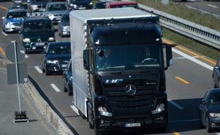 Un camion Merceds-Benz Actros de Daimler Trucks sur une autoroute de Denkendorf en Allemagne, le 2 octobre 2015